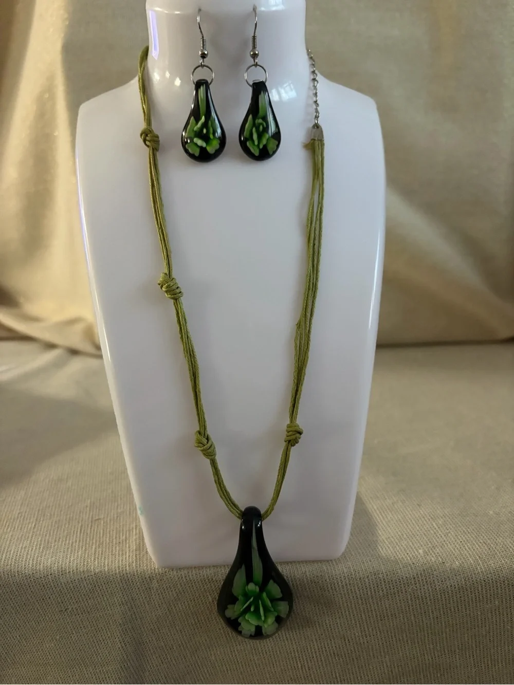 Green Glass Teardrop Necklace & Earring Set - Unbranded